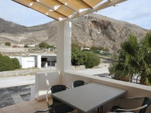 Birds Villa Apartments with Heated Pool - Including Car and Breakfast