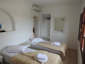 Birds Villa Apartments with Heated Pool - Including Car and Breakfast