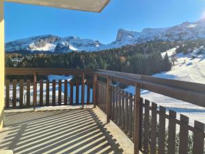 L Éclat des Sommets en face et aux pieds des pistes