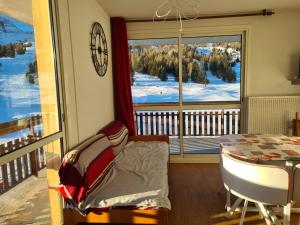 L Éclat des Sommets en face et aux pieds des pistes