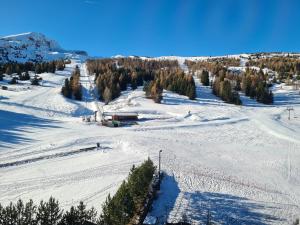 L Éclat des Sommets en face et aux pieds des pistes
