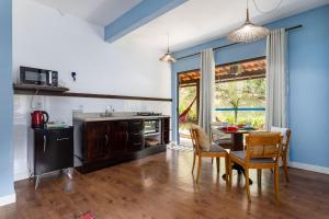 Casas Geminadas 1 ou 2 QT com ducha relaxante cercada pela Mata Atlântica com wifi por satélite de alta velocidade água de fonte natural