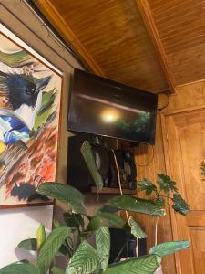 Habitación amplia con cama de dos plazas mas una cama individual y amplio baño exclusivo