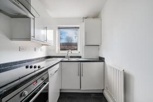 2BR Waterside Flat Parking WiFi Garden & DLR Nearby