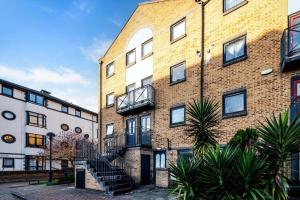 2BR Waterside Flat Parking WiFi Garden & DLR Nearby