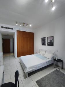 Spacious Master Bedroom with Balcony Horizon Tower, Dubai Marina