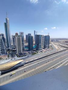 Spacious Master Bedroom with Balcony Horizon Tower, Dubai Marina