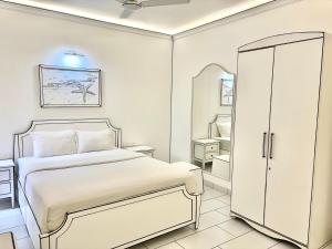 Unique 2D Comic-Style Black & White Stay