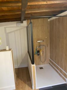 Villa avec piscine au milieu des champs