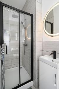 Free Parking - Central - Dunfermline Sleeps 3