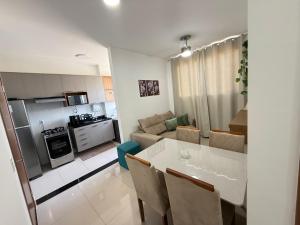 606 Apt 2Q a 850 metros da praia com área Laser