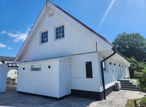 NYRENOVERAD BOSTAD med egen ingång & nära havet