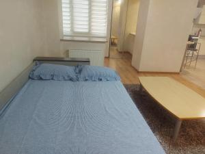 Новобудова біля автостанції,студія