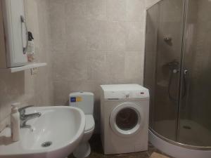 Новобудова біля автостанції,студія