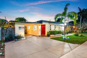 Coastal Harbor, King Bed, Pickleball Gear, Golf set, BBQ- 1 dollar rides to Beach, by Maven Vacation Rentals