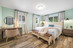 Coastal Harbor, King Bed, Pickleball Gear, Golf set, BBQ- 1 dollar rides to Beach, by Maven Vacation Rentals