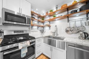 Coastal Harbor, King Bed, Pickleball Gear, Golf set, BBQ- 1 dollar rides to Beach, by Maven Vacation Rentals