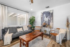 Coastal Harbor, King Bed, Pickleball Gear, Golf set, BBQ- 1 dollar rides to Beach, by Maven Vacation Rentals