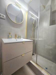 central! work friendly apartment & 2x2m Bed