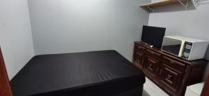 Suíte com cama de casal, com banheiro privado, ar split, wifi em Sobrado, sem áreas compartilhadas, somente acesso comum qqq