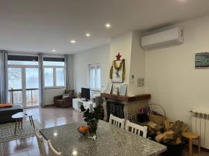 Casa de Casarelhos AL T2 - "Gerês" - AC - Lareira com recuperador de calor