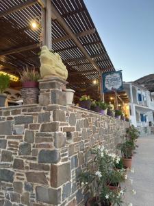 TO VOTSALO-beach side studios & taverna