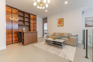 ThaiHomeLuxury6B villa walkingst