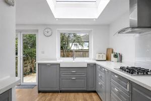 3 Bedroom Spacious Oxford Home with Free Parking near JR Hospital by Spencer and Jackson Short Lets & Serviced Accommodation