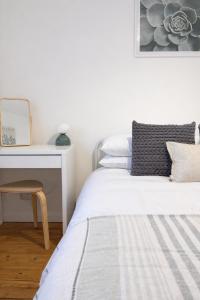 3 Bedroom Spacious Oxford Home with Free Parking near JR Hospital by Spencer and Jackson Short Lets & Serviced Accommodation