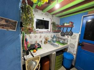 Maison troglodyte en bordure de mer