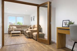 3 Bedroom Spacious Oxford Home with Free Parking near JR Hospital by Spencer and Jackson Short Lets & Serviced Accommodation