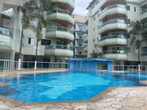 Apartamento com Varanda e Piscina - 100 m da Praia Grande