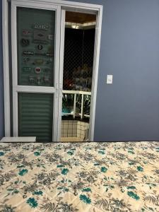 Apartamento com Varanda e Piscina - 100 m da Praia Grande