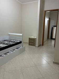 Apartamento com Varanda e Piscina - 100 m da Praia Grande