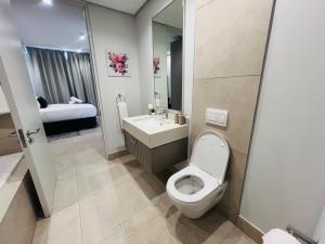 The Modern Manor - Premium Private Apartments with Balcony at Ellipse Waterfall