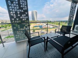 The Modern Manor - Premium Private Apartments with Balcony at Ellipse Waterfall