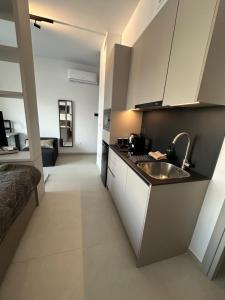 Nesseus Lux Suites - Near Unic & EUC