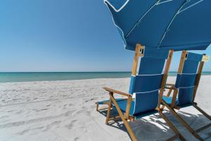 Waterfront Summer Vacay Free Private Beach Chairs & Umbrella Sleeps 5