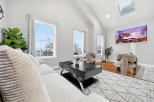 4 BR • Vaulted Living • Sleeps 11