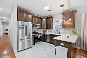 4 BR • Vaulted Living • Sleeps 11