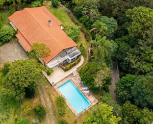 Casa de Alto Padrão na Serra com Piscina e Hidro