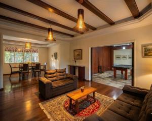 Casa de Alto Padrão na Serra com Piscina e Hidro