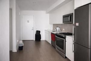 Elegant Long Island City Studio with Skyline Views