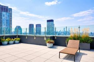 Elegant Long Island City Studio with Skyline Views