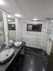 Villa 4-Bedroom with Private Pool & Rooftop Sea View in Tamaris