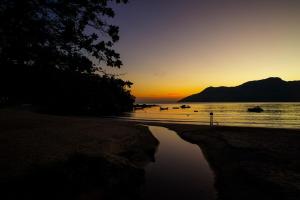 Beach house, pé na areia, vista para o mar e Ilhabela
