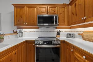 2BR in Painted Cliff, Ski In, Ski Out, Communal Hot Tub, Wood Burning Fireplace, Free Parking