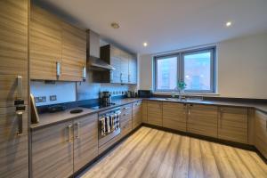 Central Stratford 3-Bed Contractor Accommodation with Free Parking & Wi-Fi
