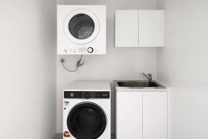 Modern Family Home Next to Westfield Eastgardens