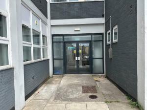 Melbourne House Apartment Near Train Station!